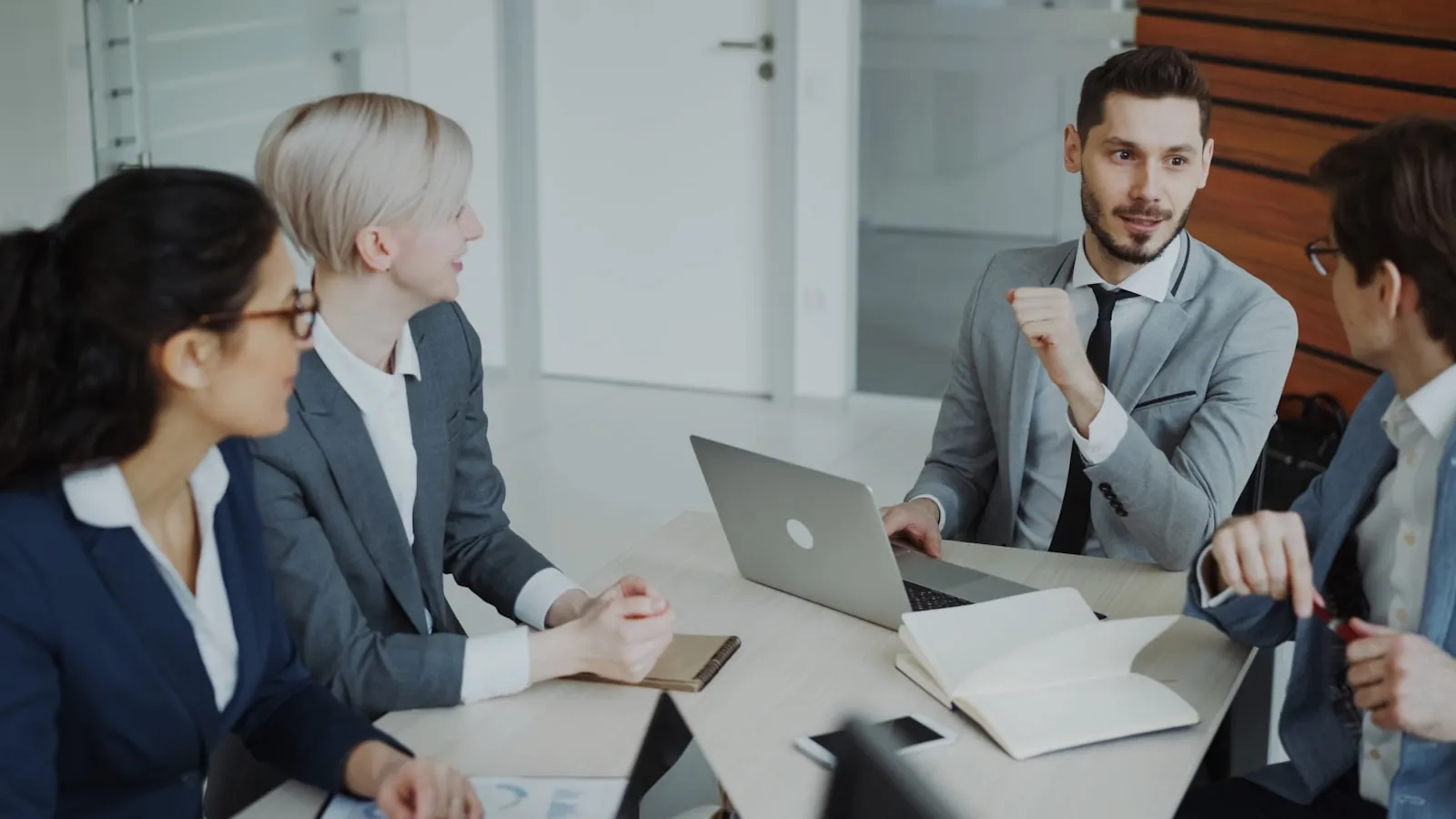 Besprechung im Büro, Rechtsrahmen DSGVO und BDSG